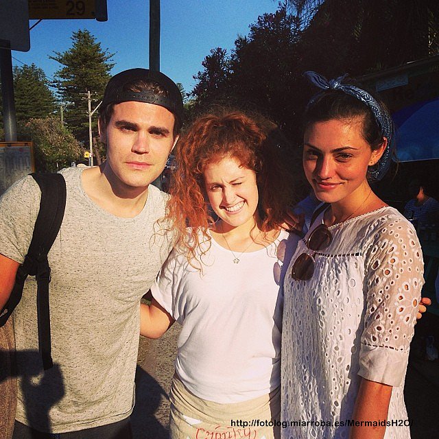 Phoebe Tonkin con su novio Paul Wesley y una fan