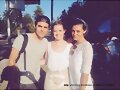 Phoebe Tonkin con su novio Paul Wesley y una fan