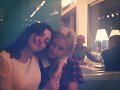 Phoebe Tonkin con su hermana Abby Tonkin