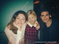 Phoebe Tonkin con su hermana y novio Paul Wesley