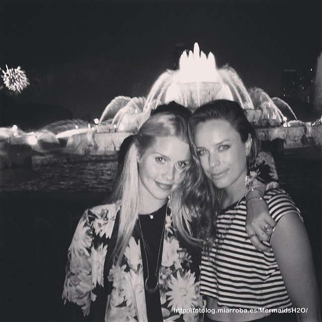 Claire Holt con su amiga Jessica McNamee