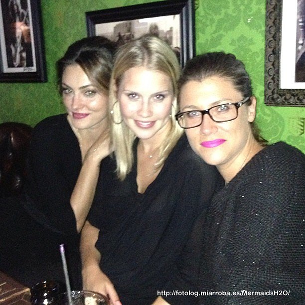 Phoebe Tonkin y Claire Holt