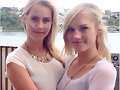 Claire Holt con su hermana Madeline Holt