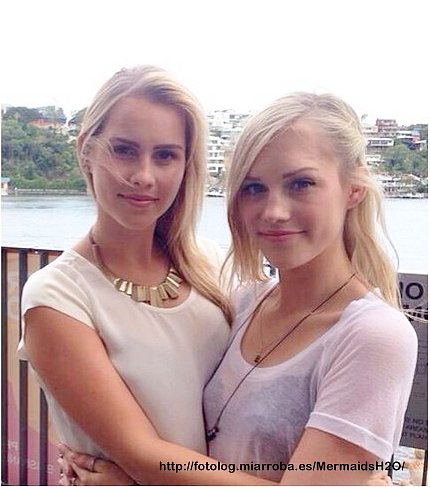 Claire Holt con su hermana Madeline Holt