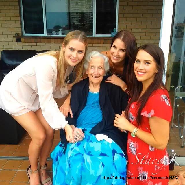 Claire Holt con su familia en Australia