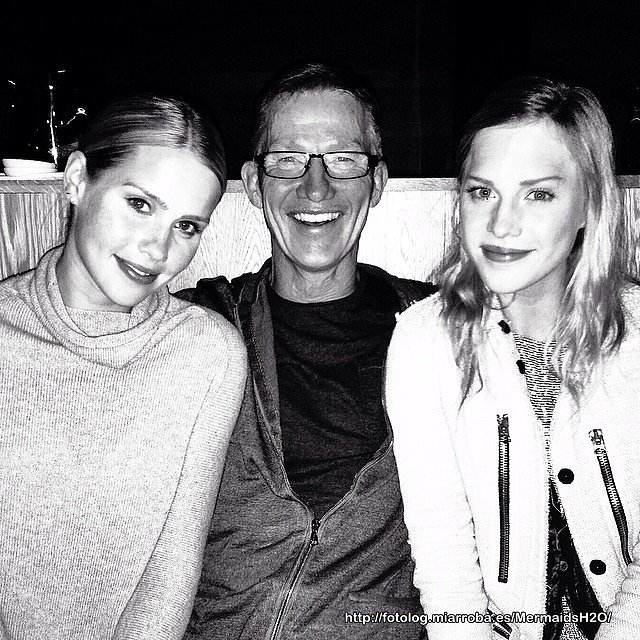 Claire Holt con su hermana Madeline Holt y padre