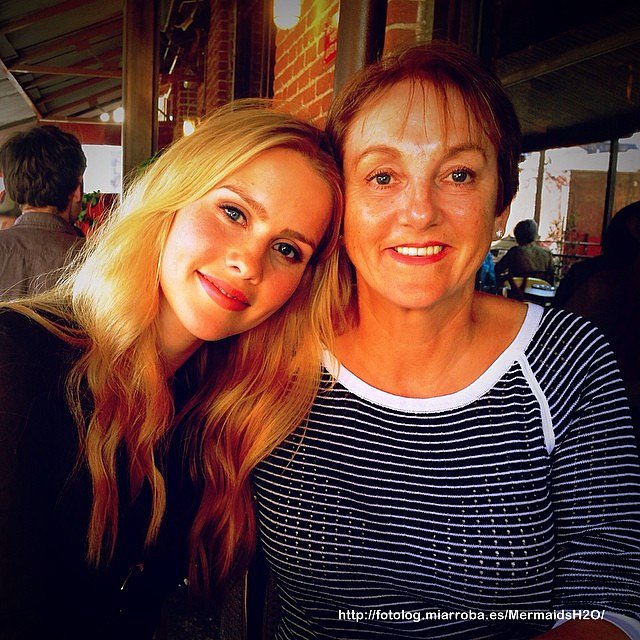 Claire Holt con su madre
