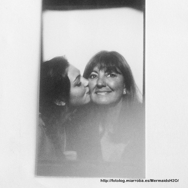 Phoebe Tonkin con su madre Jane Tonkin