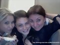 Phoebe Tonkin con su hermana Abby Tonkin y madre