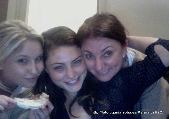 Phoebe Tonkin con su hermana Abby Tonkin y madre