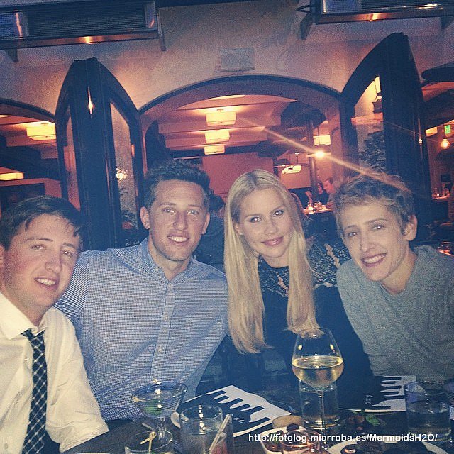 Claire Holt con su novio Matt Kaplan y amigos