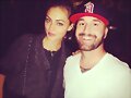 Phoebe Tonkin con un fan