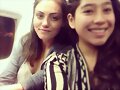 Phoebe Tonkin con una fan