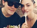 Phoebe Tonkin con su novio Paul Wesley