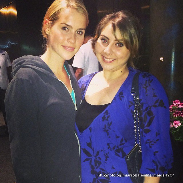 Claire Holt con una fan