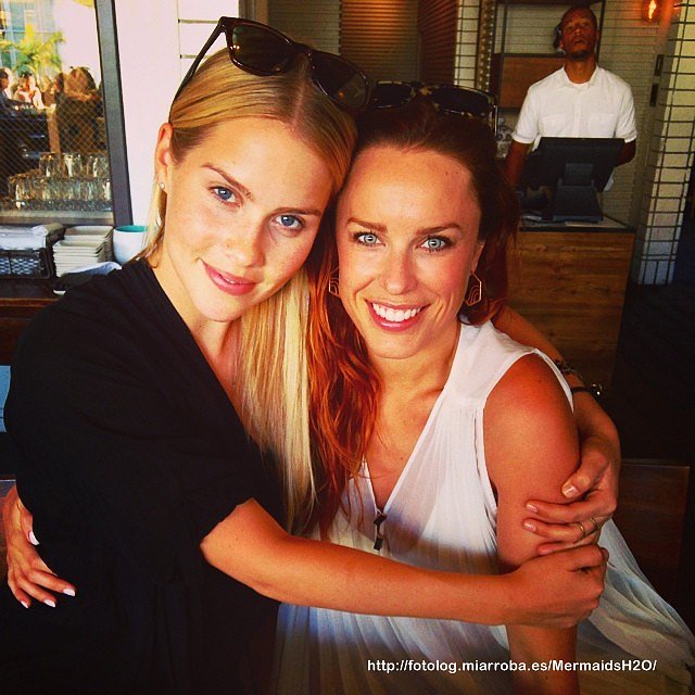Claire Holt con su amiga Jessica McNamee