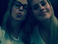 Claire Holt con su amiga Emily Bett de Arrow