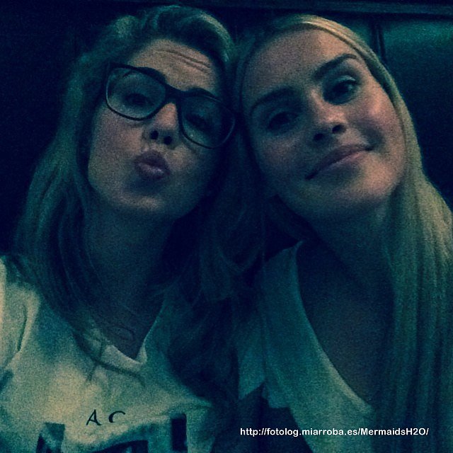 Claire Holt con su amiga Emily Bett de Arrow