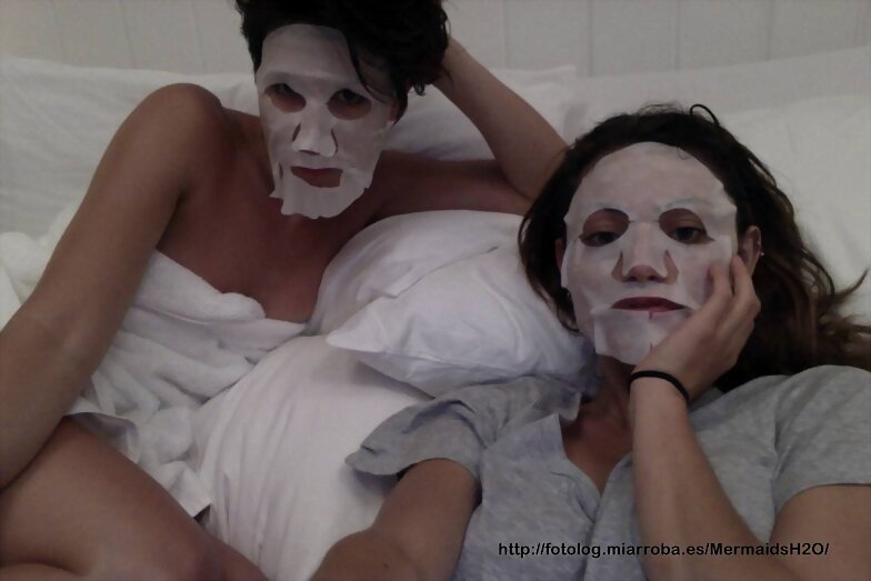 Phoebe Tonkin con su amiga ilona Hamer