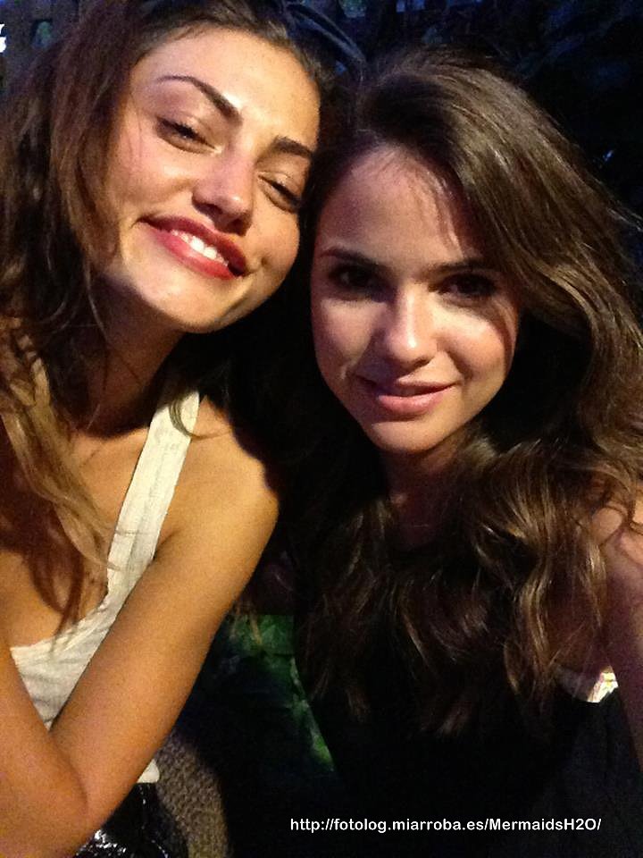 Phoebe Tonkin con su amiga Shelley Henning de TSC