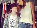 Phoebe Tonkin con una fan durante un photoshoot
