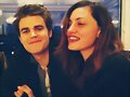 Phoebe Tonkin con su novio Paul Wesley