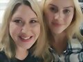 Claire Holt con una fan