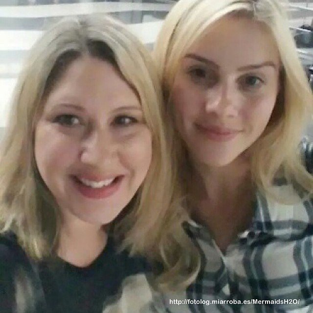 Claire Holt con una fan