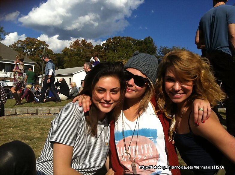 Phoebe Tonkin con las hermanas de su novio Paul W.