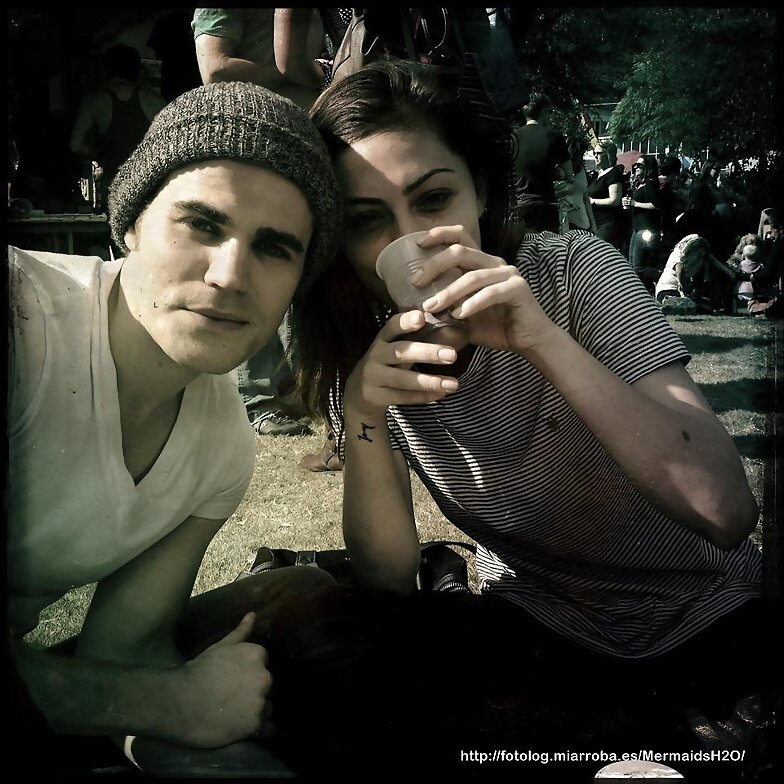 Phoebe Tonkin con su novio Paul Wesley