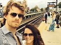 Luke Mitchell con su esposa Rebecca Breeds