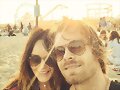 Luke Mitchell con su esposa Rebecca Breeds