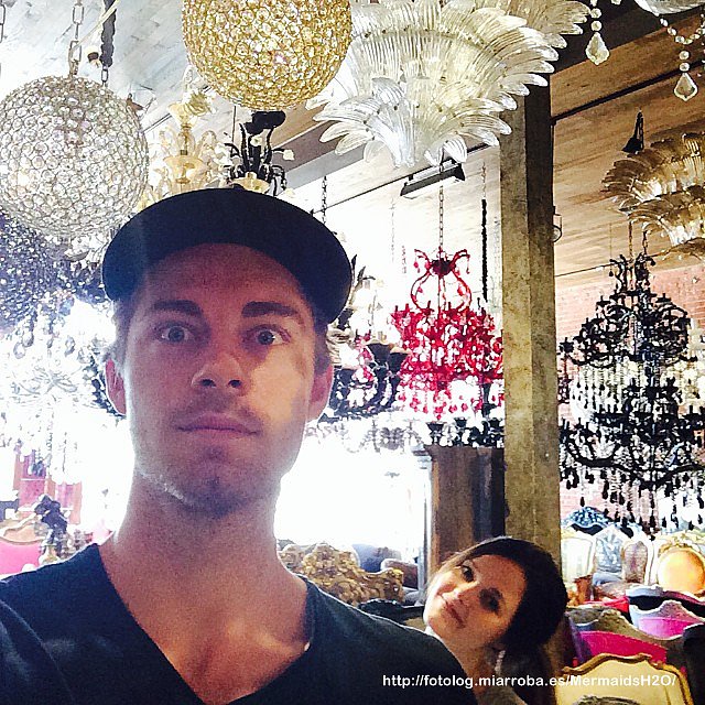 Luke Mitchell con su esposa Rebecca Breeds