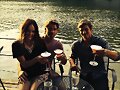 Luke Mitchell con su esposa Rebecca y hermano