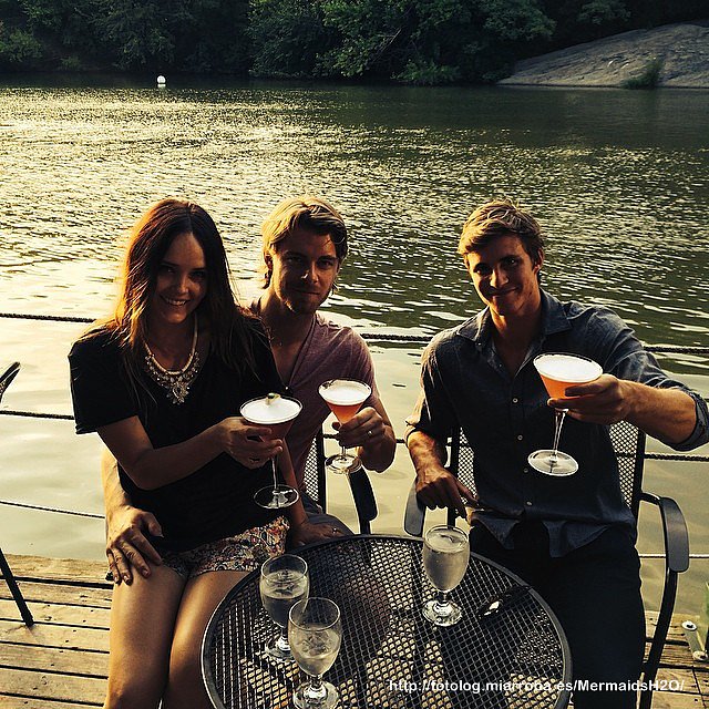 Luke Mitchell con su esposa Rebecca y hermano