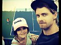 Luke Mitchell con su esposa Rebecca Breeds