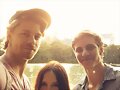 Luke Mitchell con su esposa Rebecca y hermano