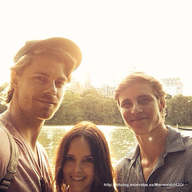 Luke Mitchell con su esposa Rebecca y hermano