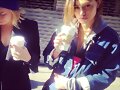 Phoebe Tonkin con su amiga model Alexandra Spencer
