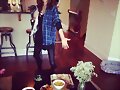 Phoebe Tonkin con su Gato y de su novio Paul