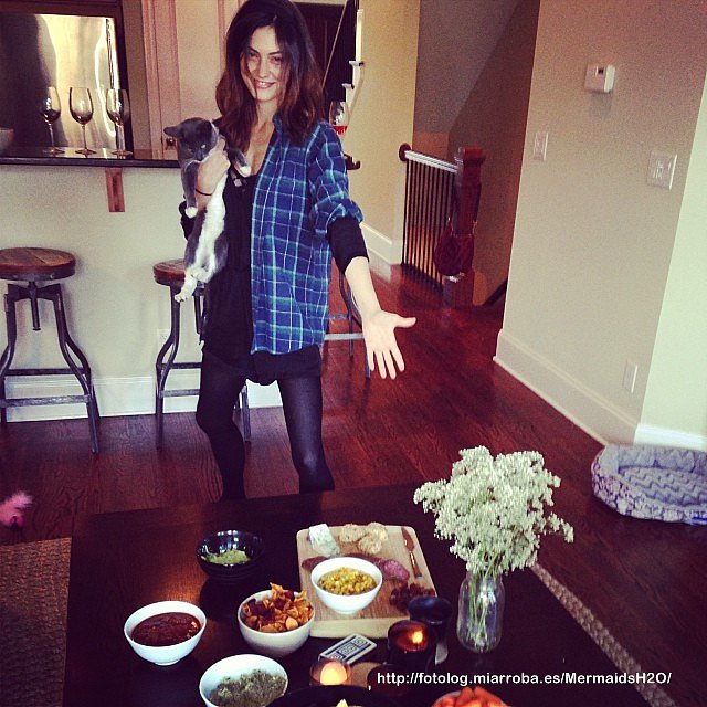 Phoebe Tonkin con su Gato y de su novio Paul