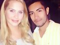 Claire Holt con un fan