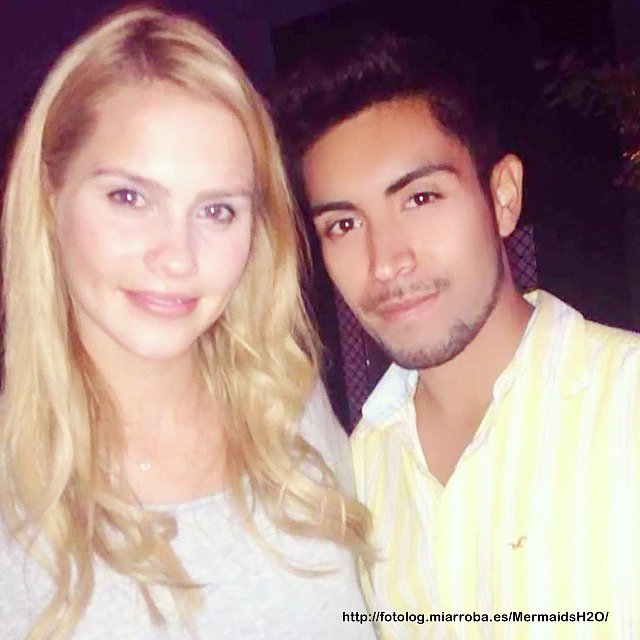 Claire Holt con un fan