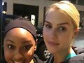 Claire Holt con una fan