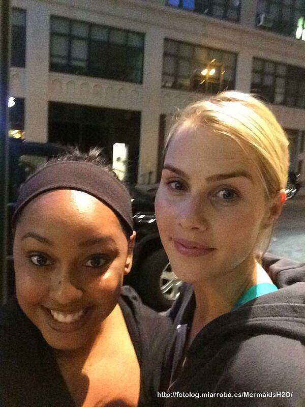Claire Holt con una fan