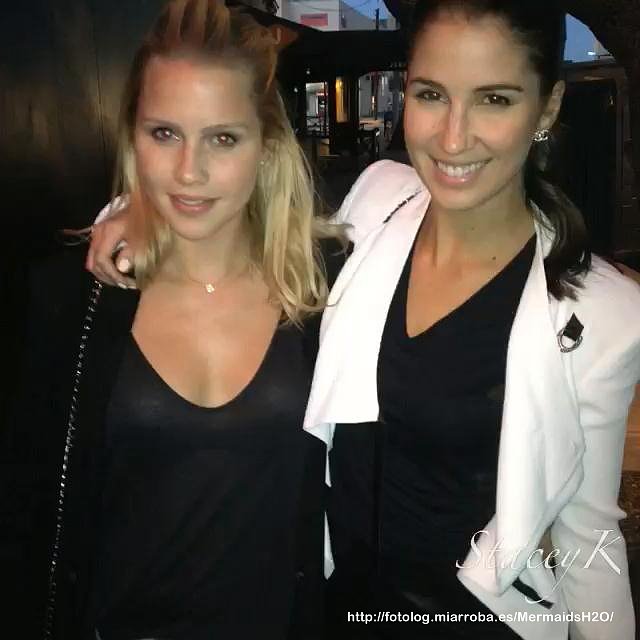 Claire Holt con su amiga Stacey Kenealy