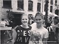 Claire Holt con una fan
