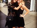 Phoebe Tonkin con su amiga y compa&ntilde;era Leah Pipes