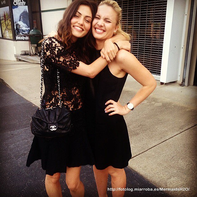 Phoebe Tonkin con su amiga y compañera Leah Pipes