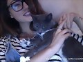 Phoebe Tonkin con su Gato y de su novio Paul